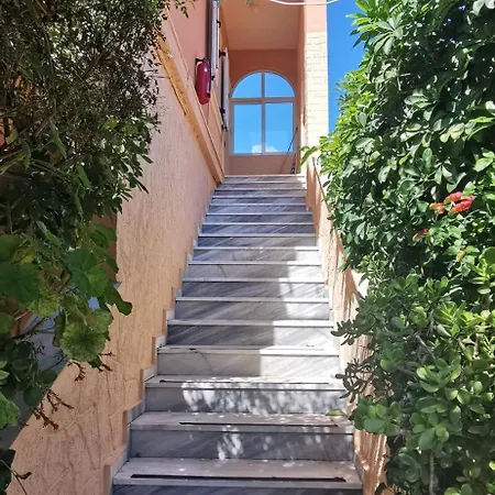 Seafront With Panoramic Rooftop Terrace דירה